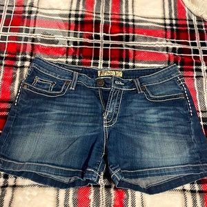 BKE size 30 stretch shorts.